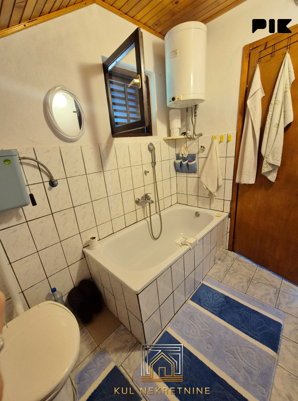 Na prodaju manja kuća u Mašićima 8