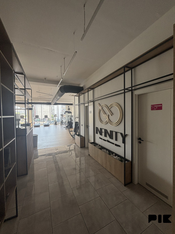 Fitness Centar Kompletno Opremljen !