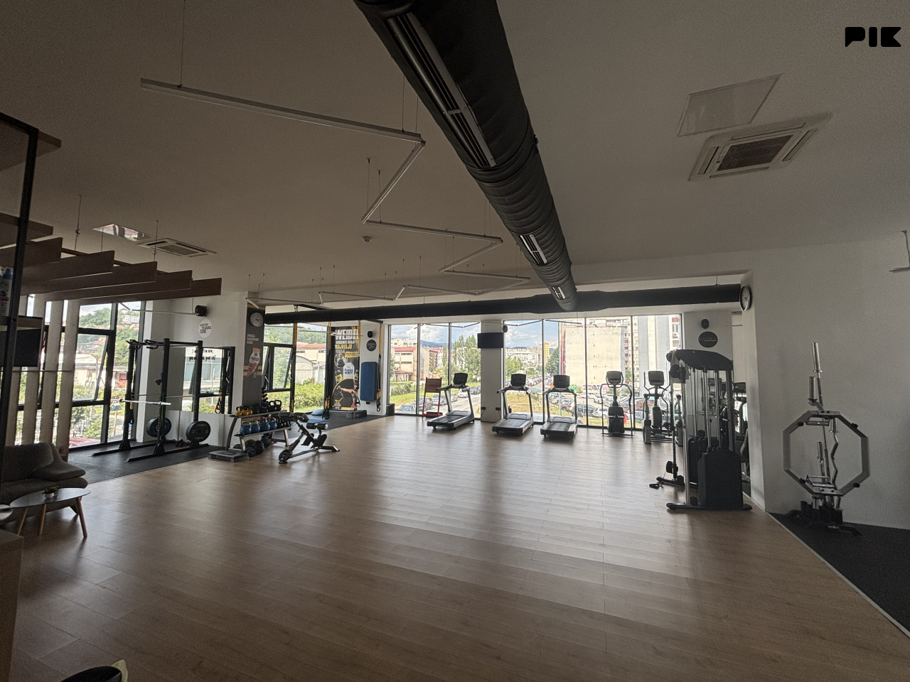 Fitness Centar Kompletno Opremljen ! 10