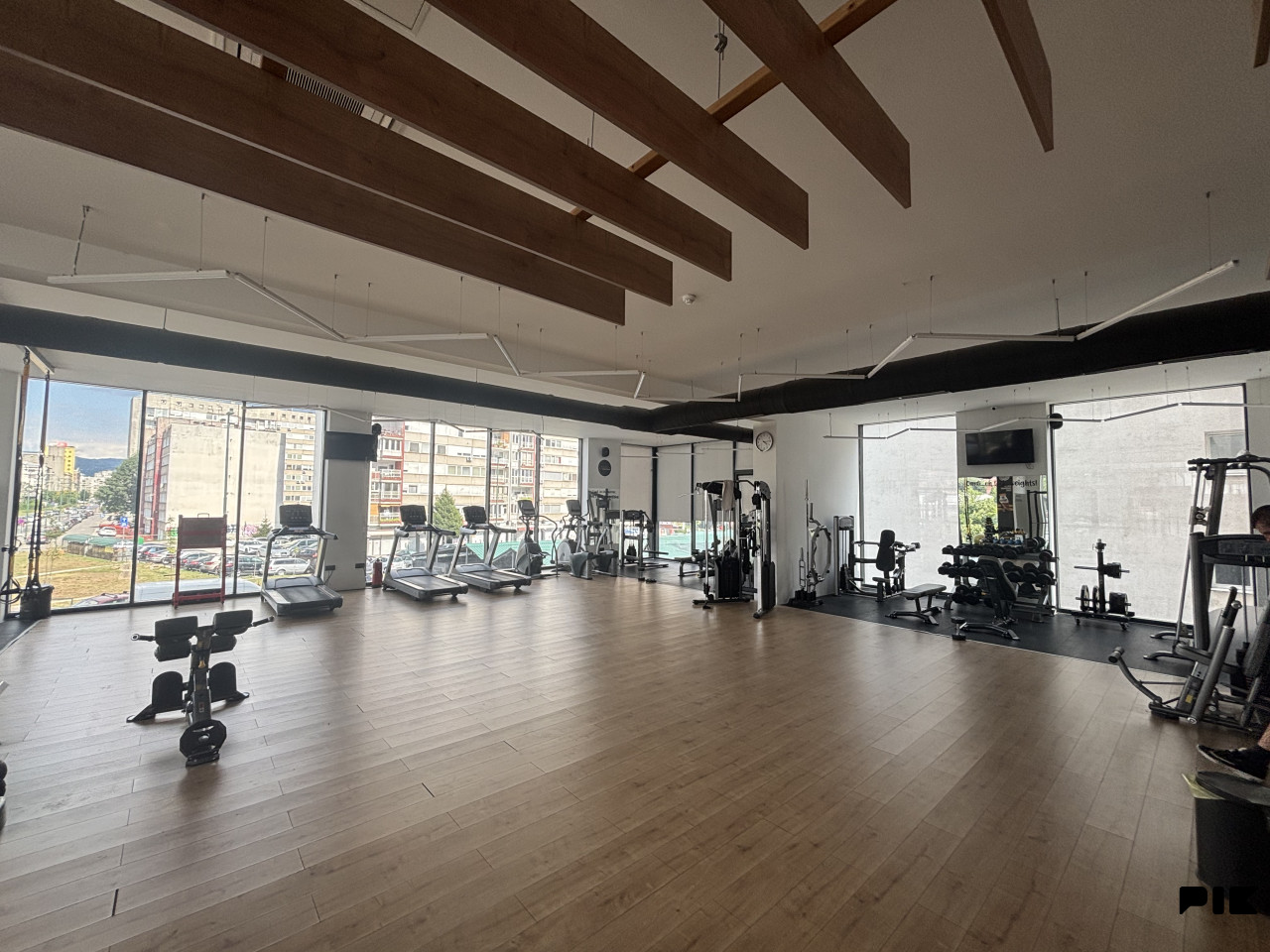Fitness Centar Kompletno Opremljen ! 11
