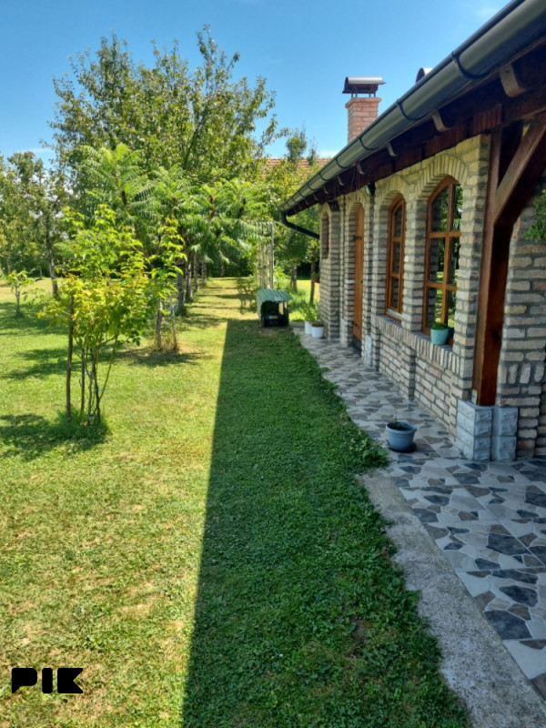 Prodaje se kuča 9