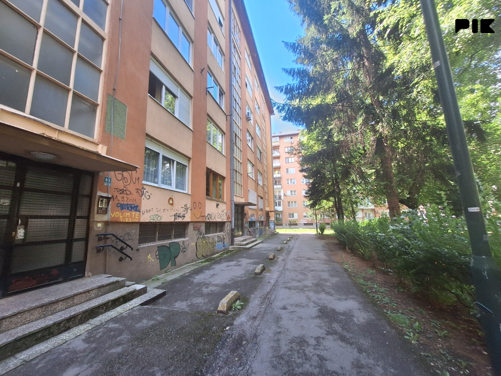 Dvosoban stan Grbavica 15