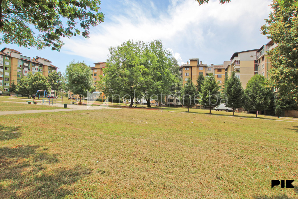m2: Dobrinja 3 / dvosoban stan 57m2 sa dvije lođe / 3. sp.