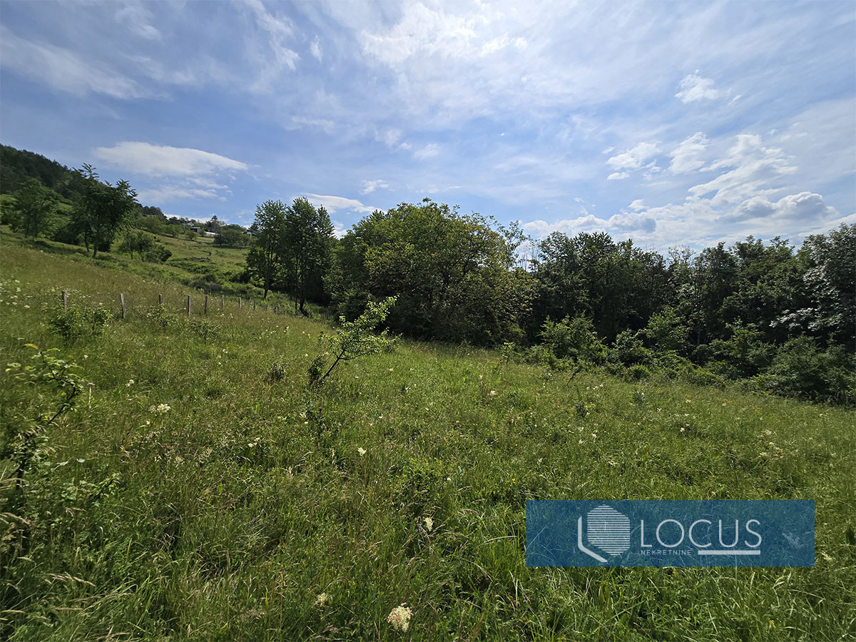 LOCUS: Zemljište površine 2.608m2, Poljine, Centar 2