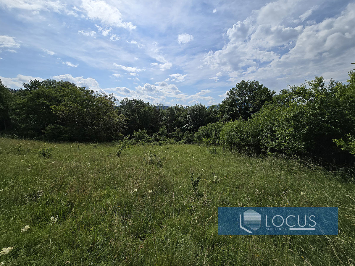 LOCUS: Zemljište površine 2.608m2, Poljine, Centar 3