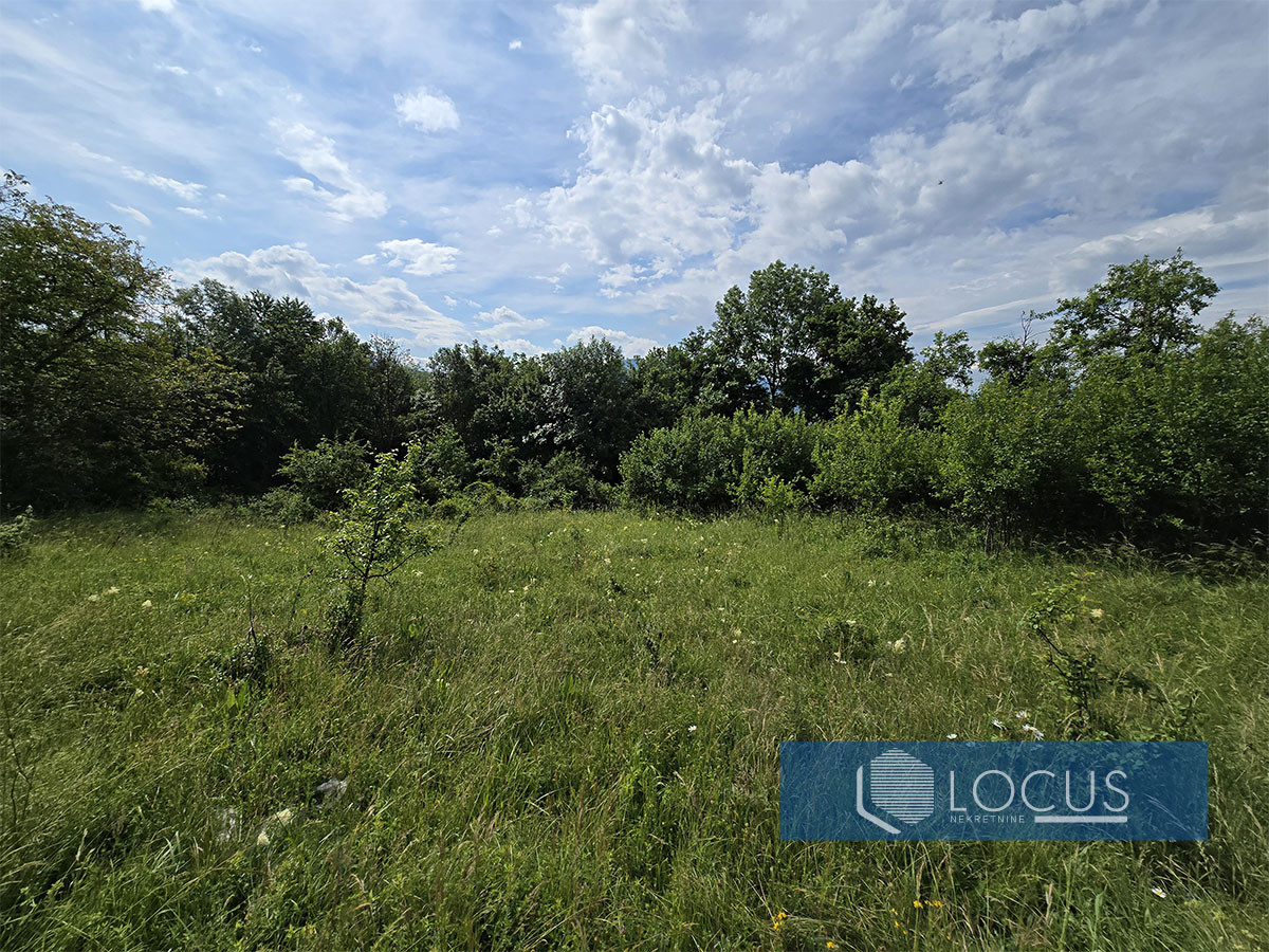LOCUS: Zemljište površine 2.608m2, Poljine, Centar 5