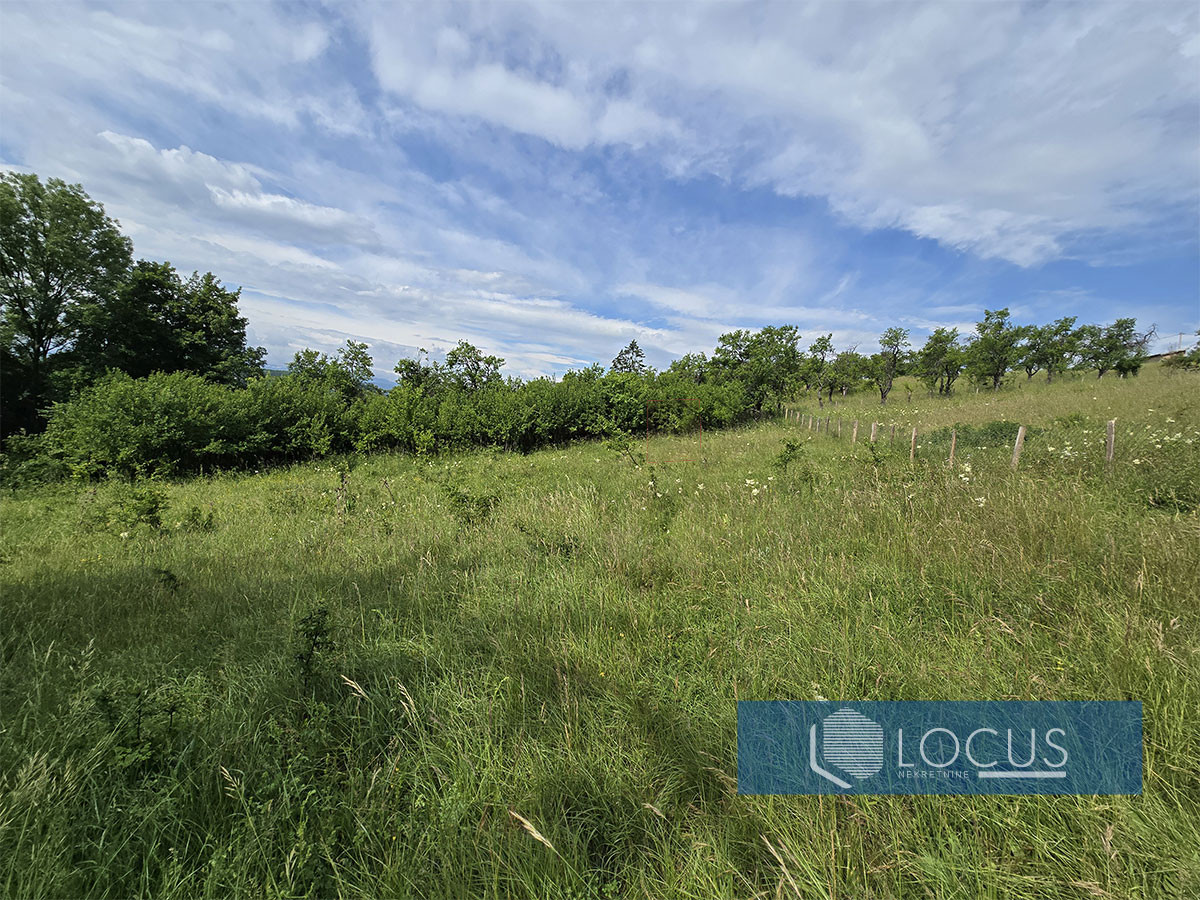 LOCUS: Zemljište površine 2.608m2, Poljine, Centar 6