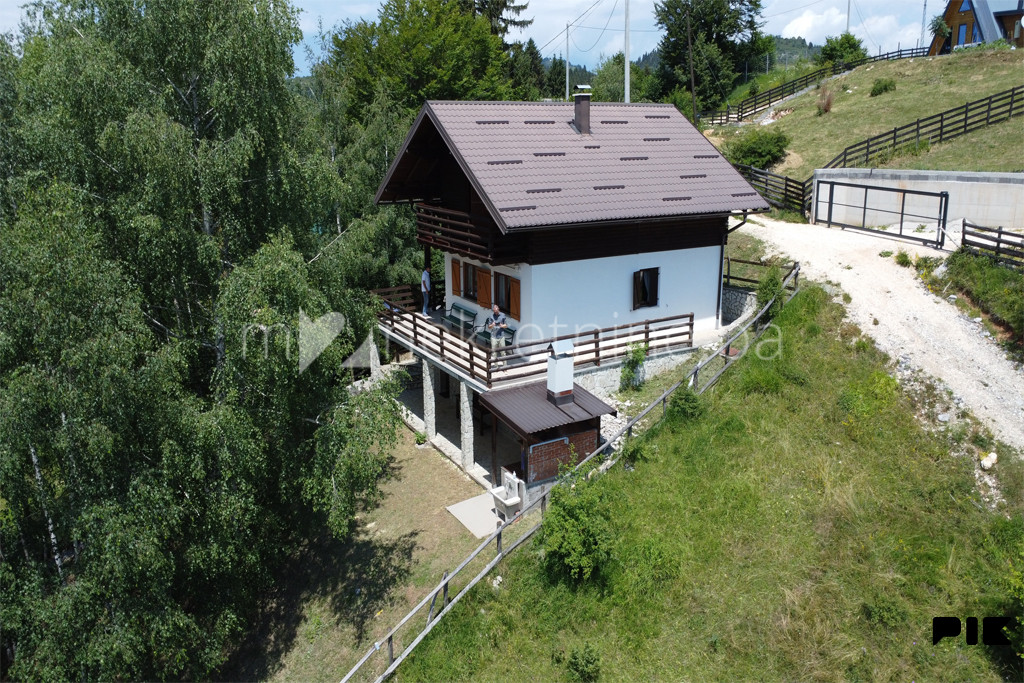 m2: Stari Grad / Čavljak / vikendica 160m2 na parceli 919m2