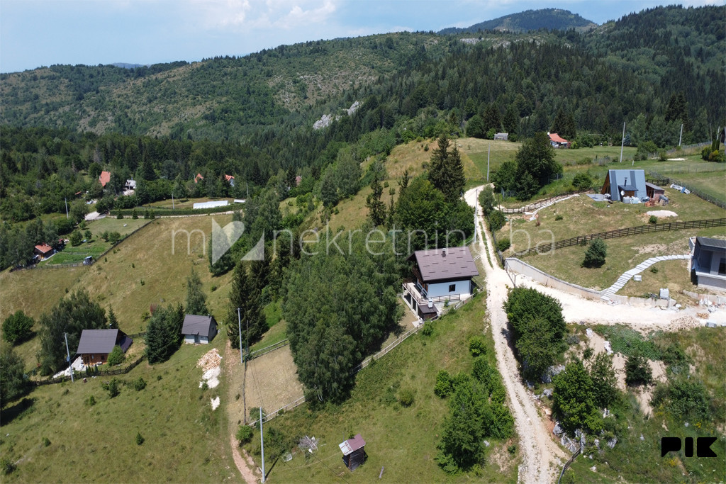 m2: Stari Grad / Čavljak / vikendica 160m2 na parceli 919m2 2