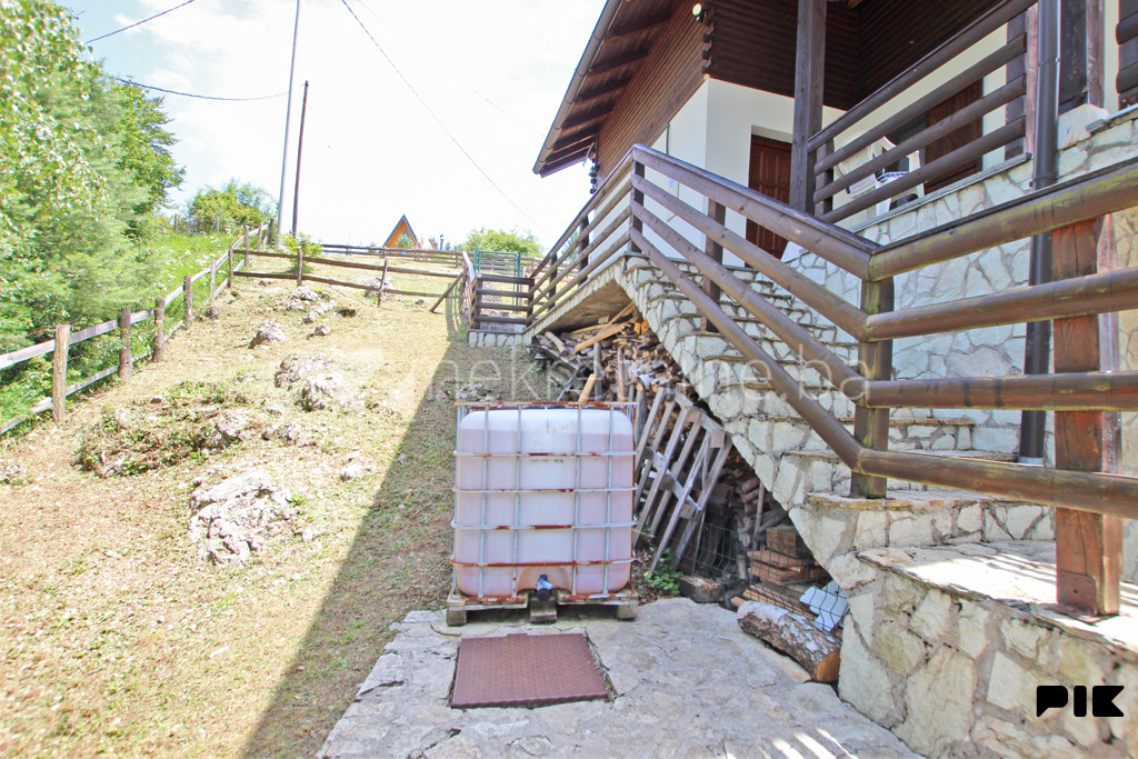m2: Stari Grad / Čavljak / vikendica 160m2 na parceli 919m2 17