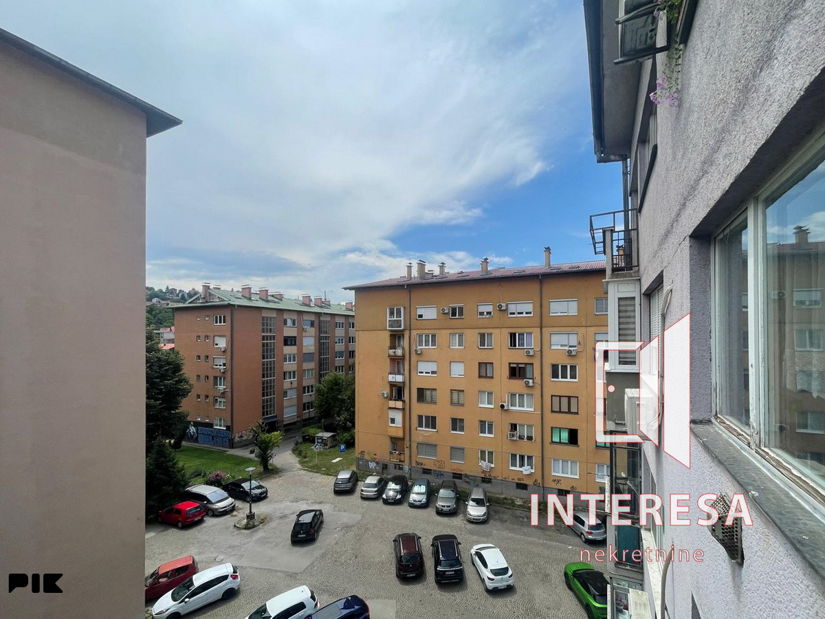 Dvostrano orijentisan dvosoban stan sa lođom, Grbavica 10