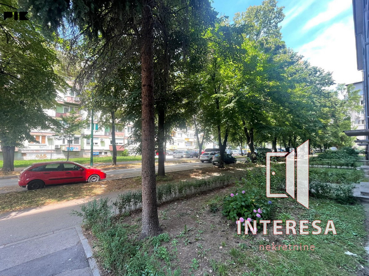 Dvostrano orijentisan dvosoban stan sa lođom, Grbavica 17