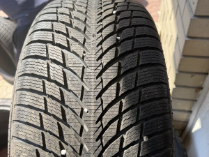 Prodajem 4 gume 245/40/20 Nokian 8mm