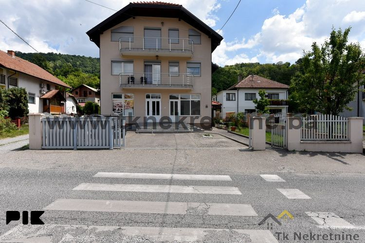 SOLINA - Poslovni prostor površine 100 m2, pored Osnovne škole 2