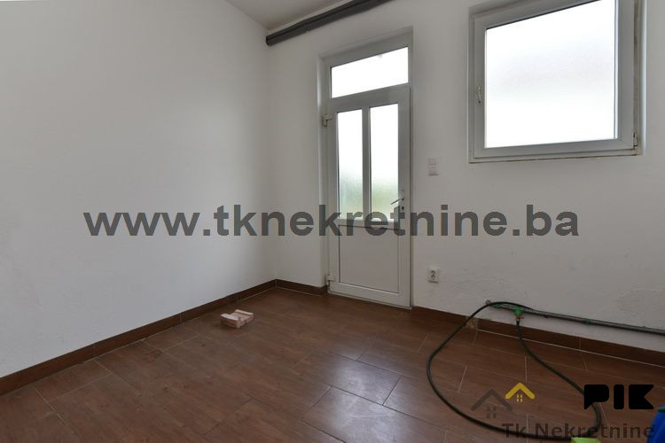 SOLINA - Poslovni prostor površine 100 m2, pored Osnovne škole 12
