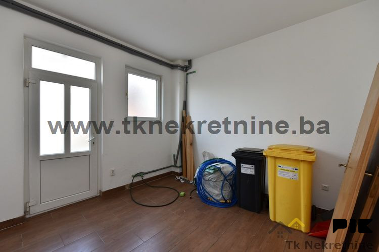 SOLINA - Poslovni prostor površine 100 m2, pored Osnovne škole 13