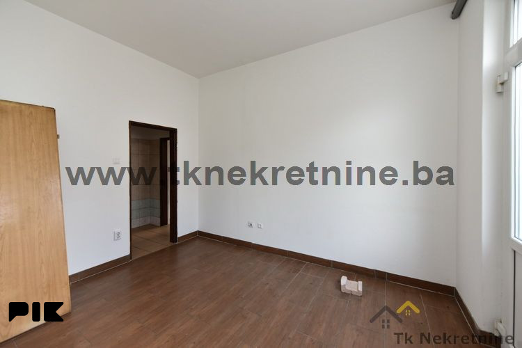 SOLINA - Poslovni prostor površine 100 m2, pored Osnovne škole 15