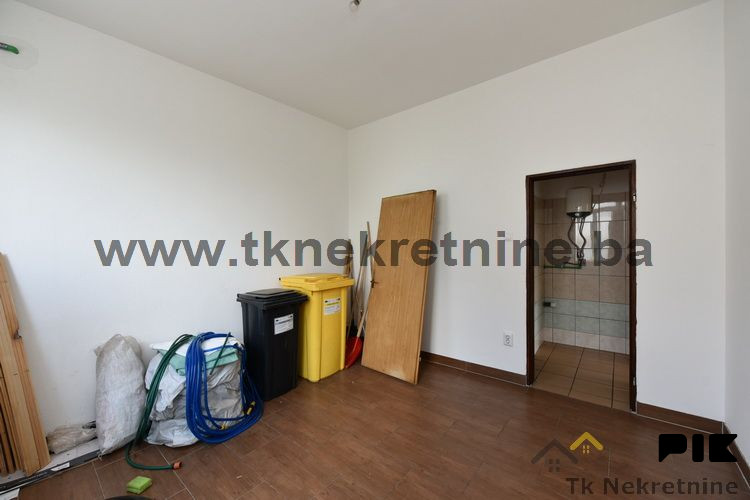 SOLINA - Poslovni prostor površine 100 m2, pored Osnovne škole 14