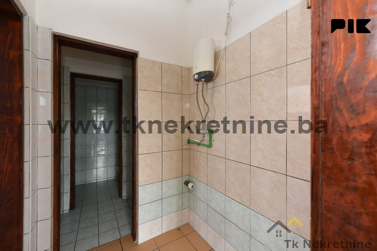 SOLINA - Poslovni prostor površine 100 m2, pored Osnovne škole 16