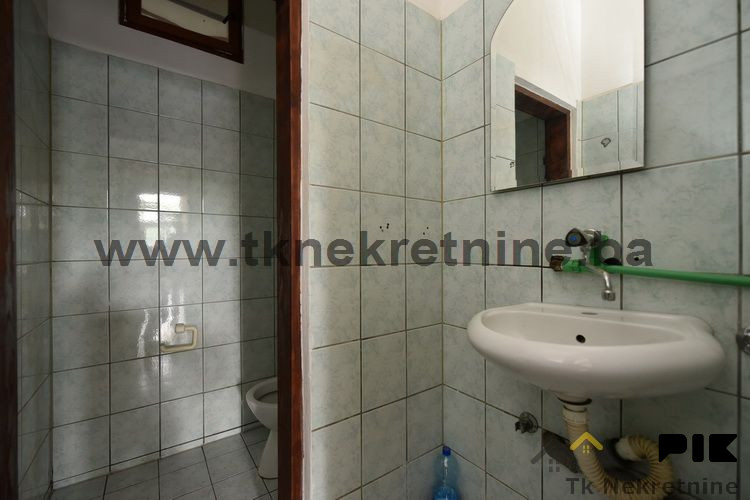 SOLINA - Poslovni prostor površine 100 m2, pored Osnovne škole 17