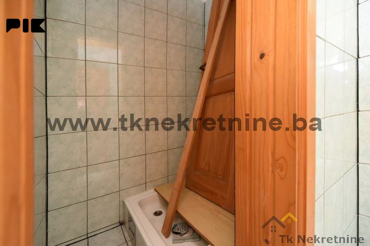 SOLINA - Poslovni prostor površine 100 m2, pored Osnovne škole 19