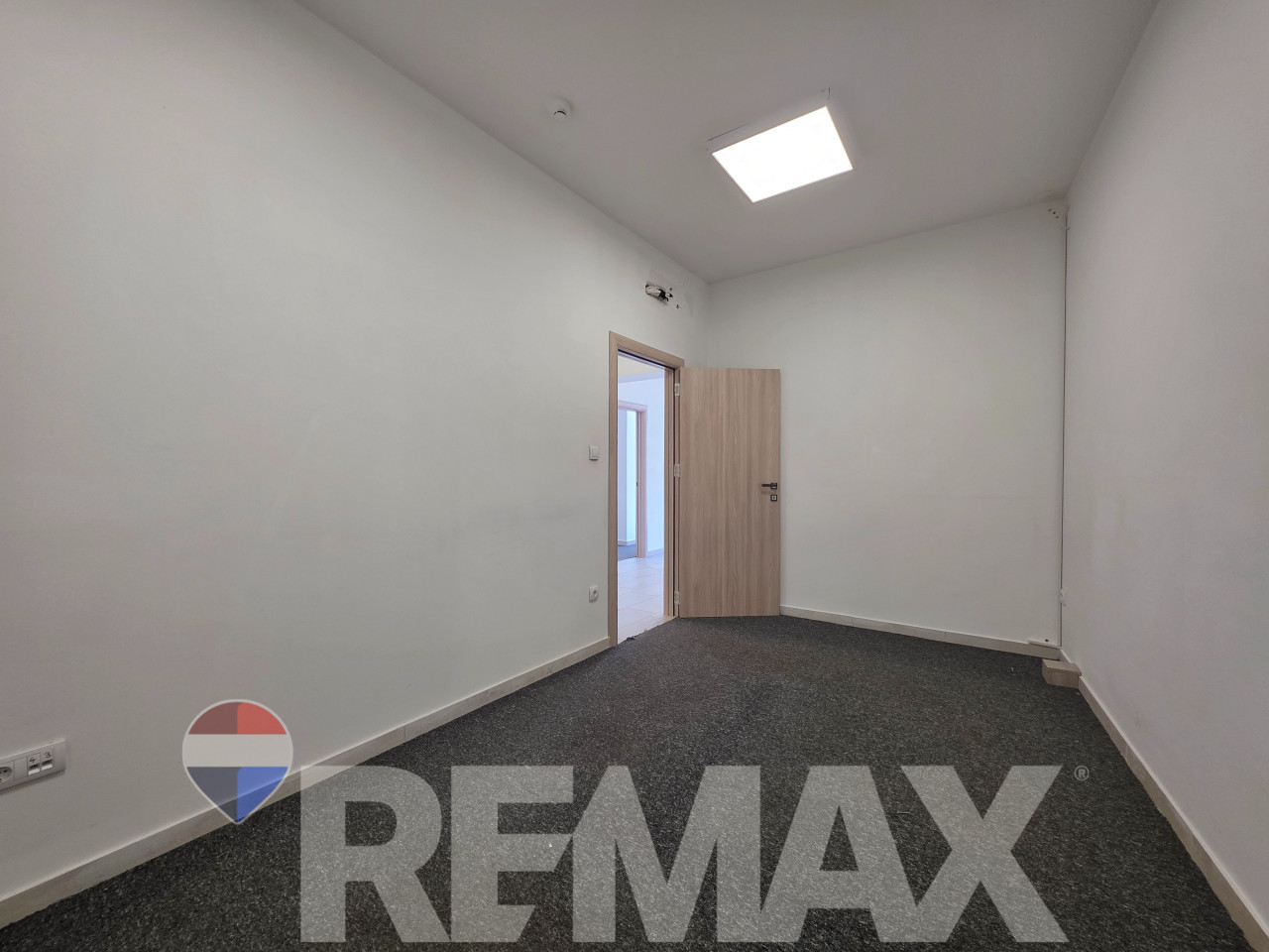 Poslovni prostor u centru | 175 m2 | 2 etaže | 4 parking mjesta 6