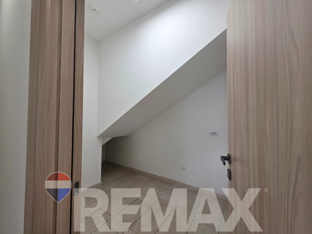 Poslovni prostor u centru | 175 m2 | 2 etaže | 4 parking mjesta 8