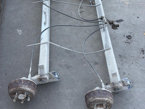 UNIVERZALNI MOST TORZIJA SKINUT SA AUTO PRIKOLICE