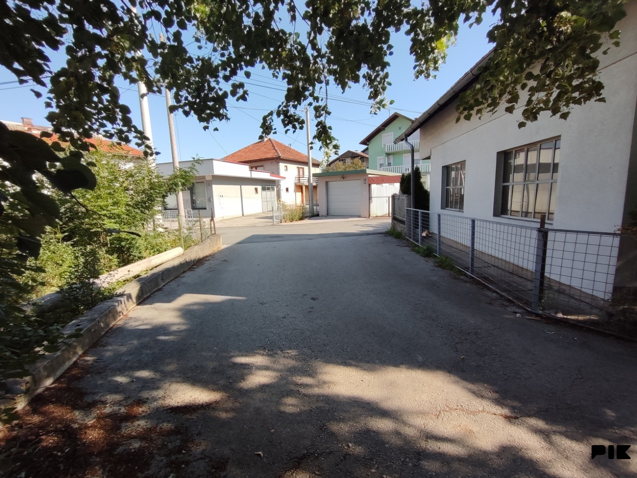 Kuća na parceli od 900m2 na odličnoj lokaciji, Butmir, Ilidža photo 2