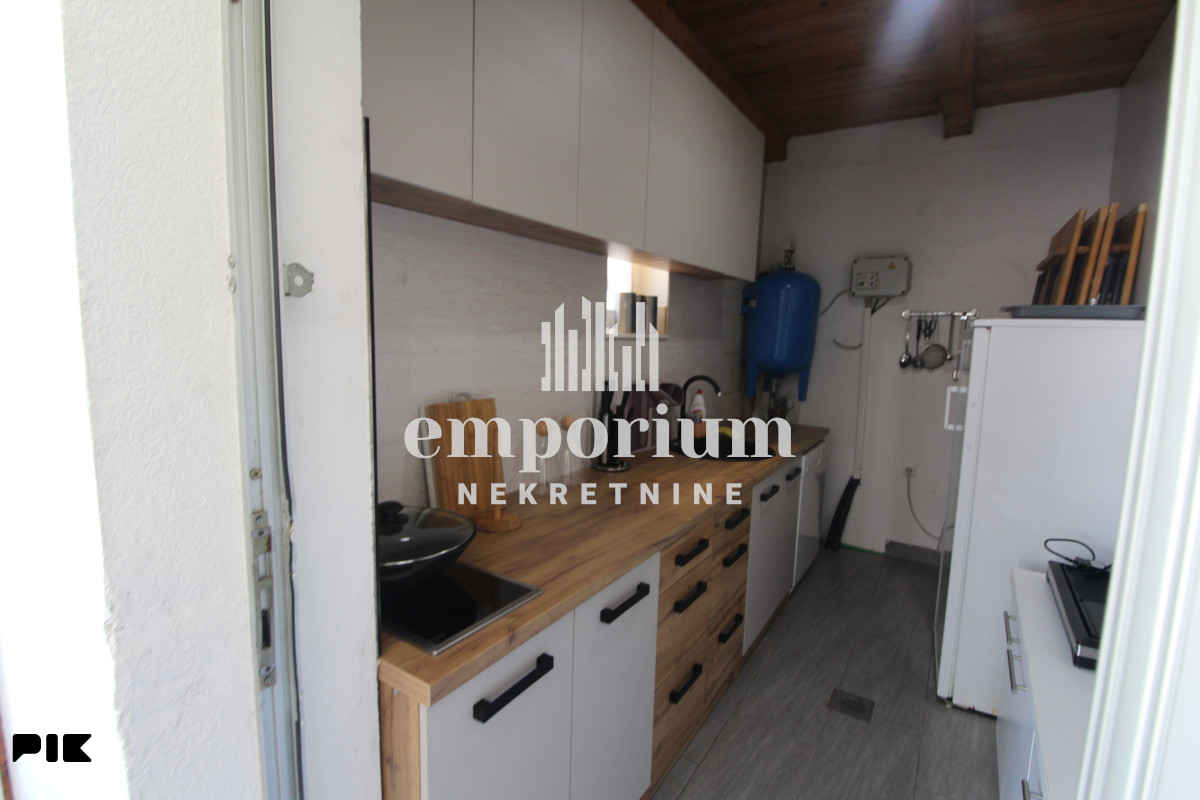 Vila sa bazenom i uređenim dvorištem, površine 85 m2 ID: 2768/BN 11