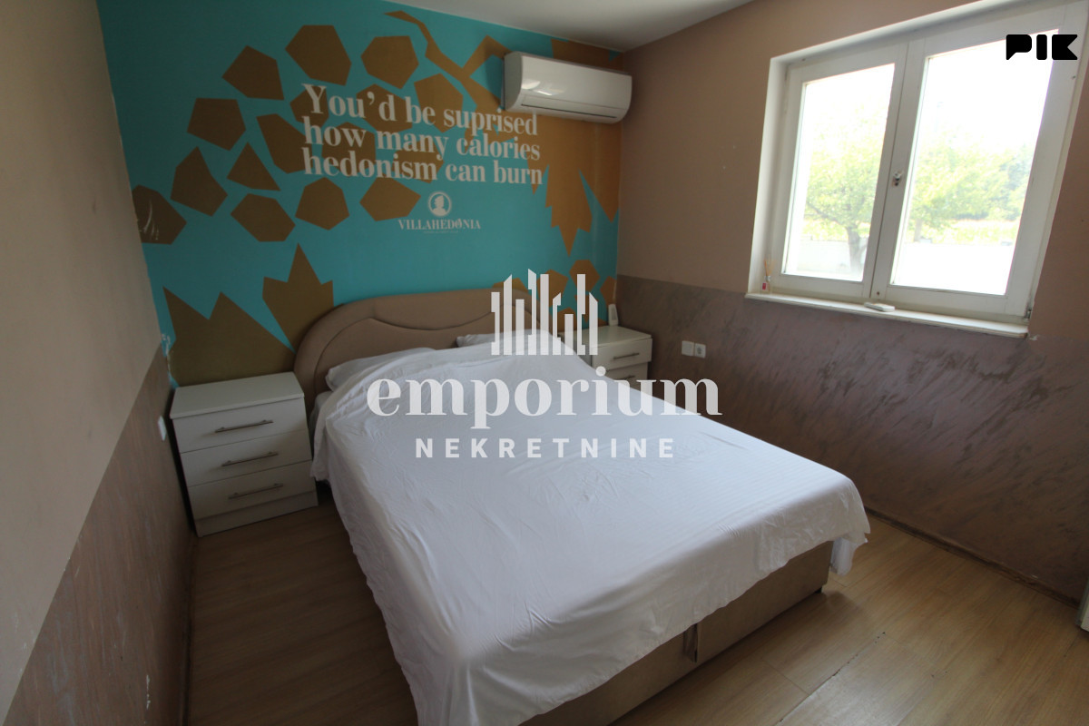 Vila sa bazenom i uređenim dvorištem, površine 85 m2 ID: 2768/BN 10