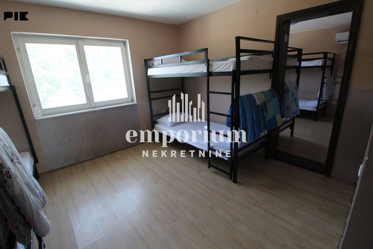 Vila sa bazenom i uređenim dvorištem, površine 85 m2 ID: 2768/BN 15