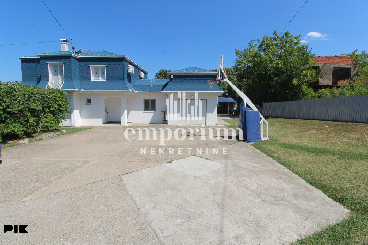 Vila sa bazenom i uređenim dvorištem, površine 85 m2 ID: 2768/BN 4