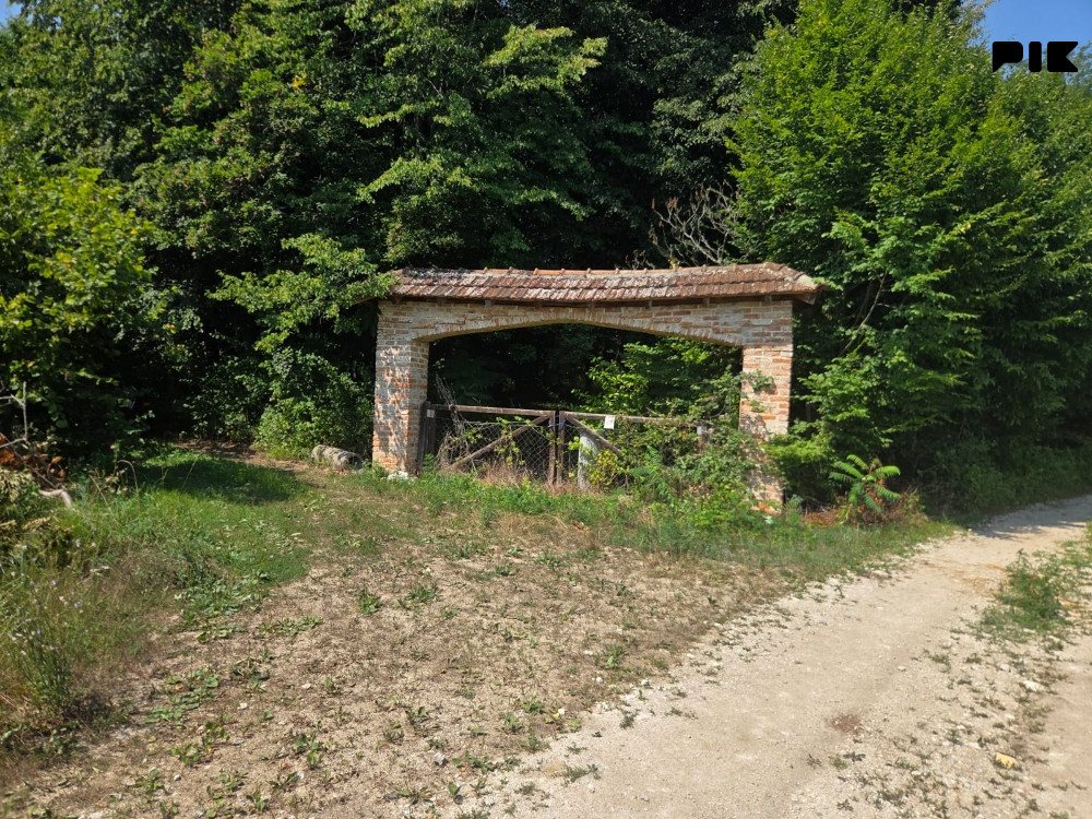 Neponovljiva lokacija -Na prodaju prava mala oaza mira