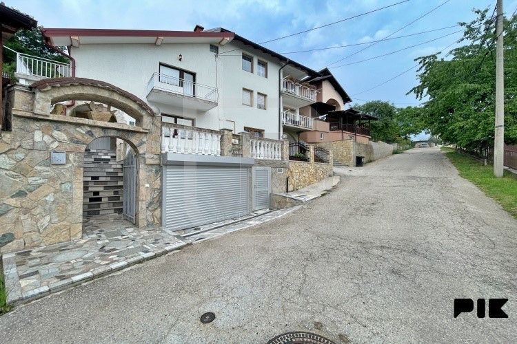 Uknjižena kuća u nizu sa garažom i dvorištem, Stari Grad photo 1