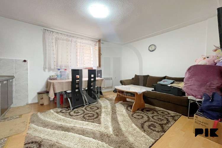 Uknjižena kuća u nizu sa garažom i dvorištem, Stari Grad 7