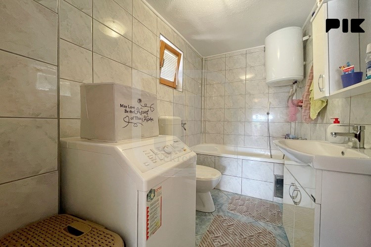 Uknjižena kuća u nizu sa garažom i dvorištem, Stari Grad 10