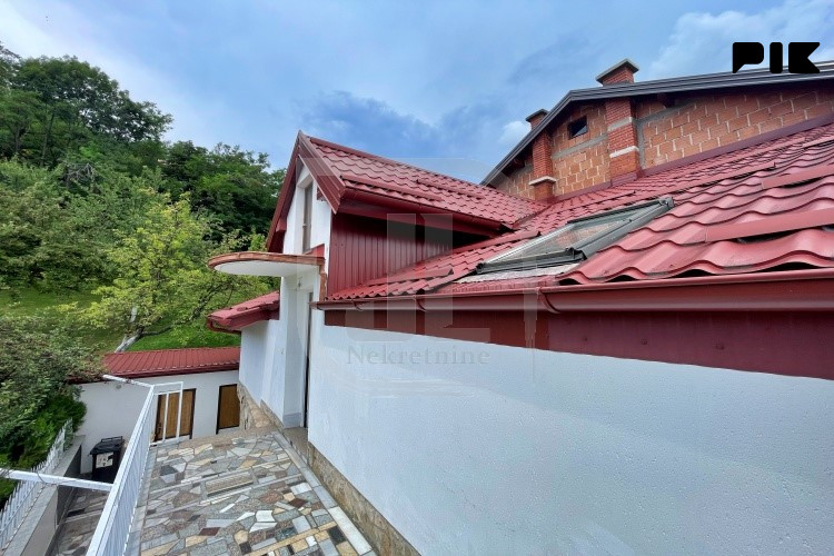 Uknjižena kuća u nizu sa garažom i dvorištem, Stari Grad 12