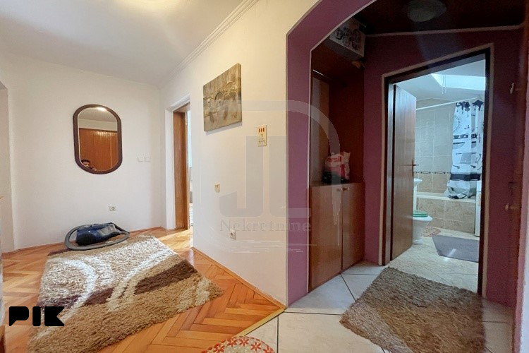 Uknjižena kuća u nizu sa garažom i dvorištem, Stari Grad 13