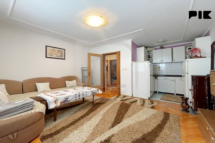 Uknjižena kuća u nizu sa garažom i dvorištem, Stari Grad 15