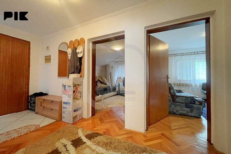 Uknjižena kuća u nizu sa garažom i dvorištem, Stari Grad 16