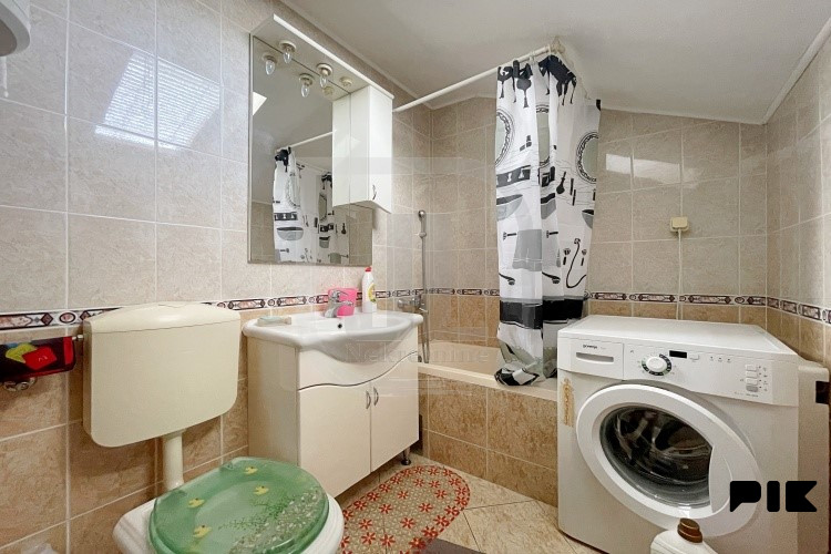 Uknjižena kuća u nizu sa garažom i dvorištem, Stari Grad 19