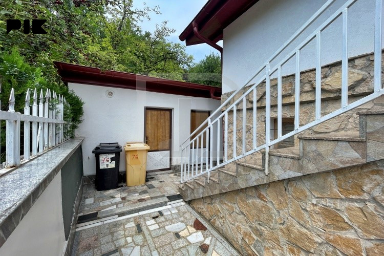 Uknjižena kuća u nizu sa garažom i dvorištem, Stari Grad 20