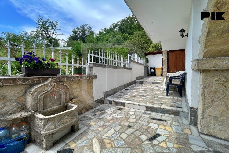 Uknjižena kuća u nizu sa garažom i dvorištem, Stari Grad 22