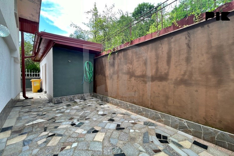 Uknjižena kuća u nizu sa garažom i dvorištem, Stari Grad 21