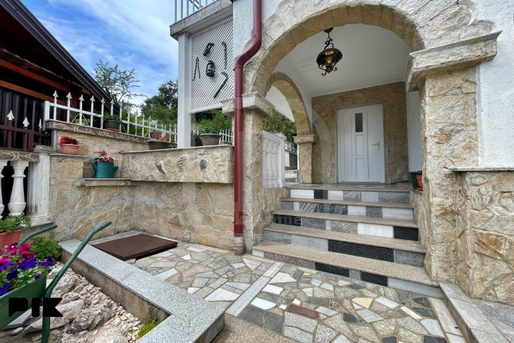 Uknjižena kuća u nizu sa garažom i dvorištem, Stari Grad 23