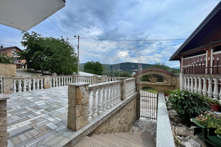 Uknjižena kuća u nizu sa garažom i dvorištem, Stari Grad 24
