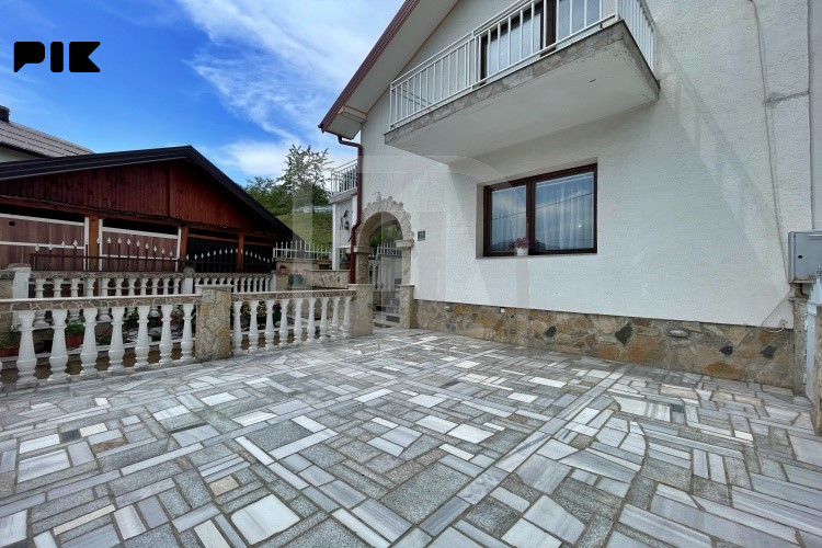 Uknjižena kuća u nizu sa garažom i dvorištem, Stari Grad 25