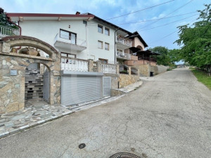 Registered house in a row with garage and yard, Stari Grad