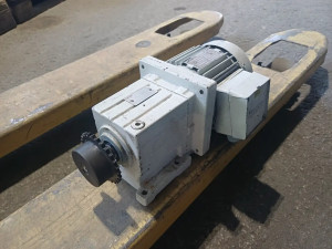 ELEKTRO MOTOR SA REDUKTOROM 0.37kW 111obrt.